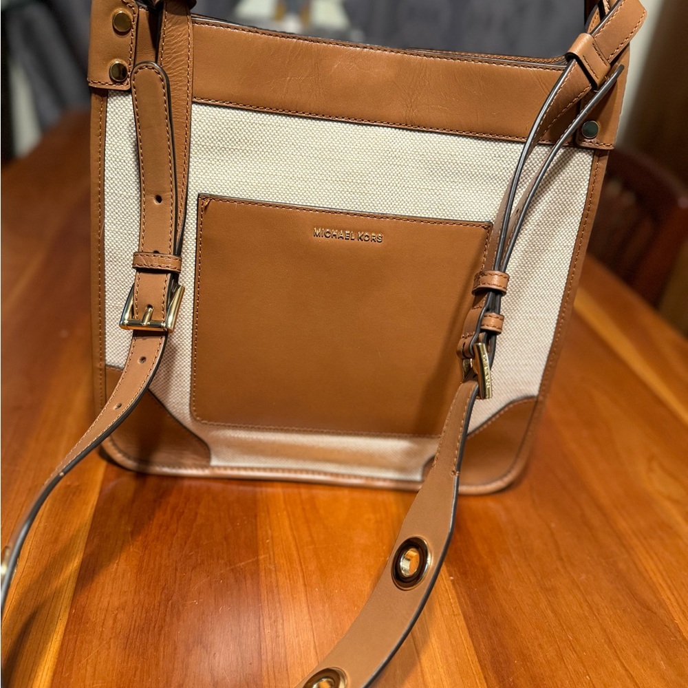 Michael Kors beautiful tan handbag - Picture 7 of 16